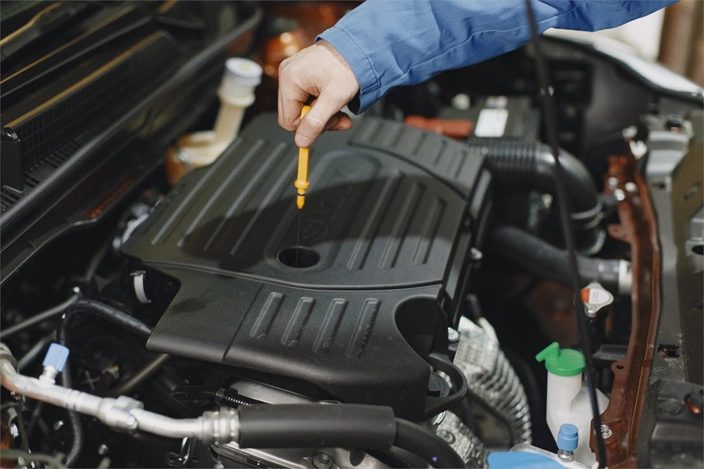 ¿Por qué es importante revisar el aceite del coche?