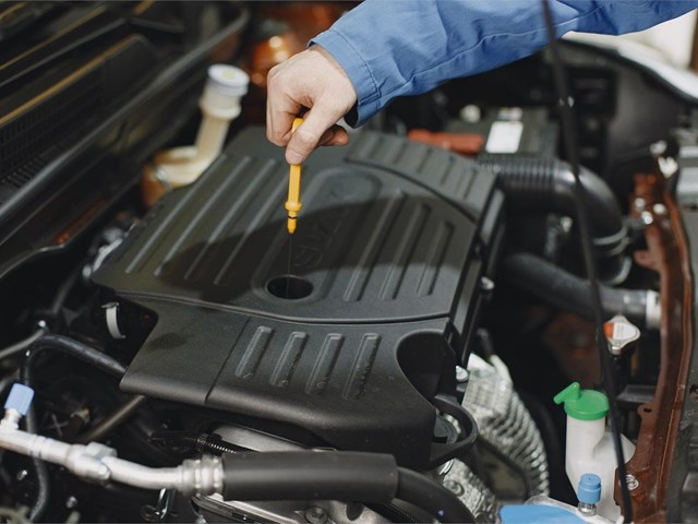 ¿Por qué es importante revisar el aceite del coche?