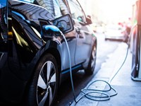 ¿Qué es mejor un coche híbrido o eléctrico? 